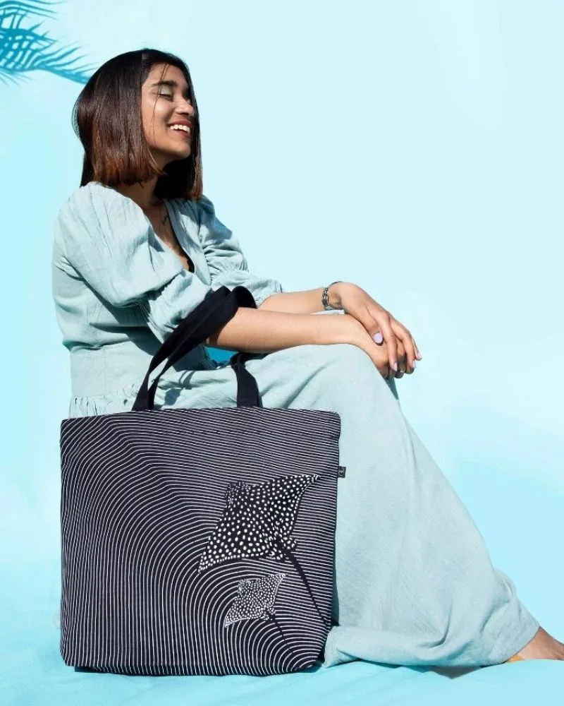 Large Zipper Tote Bag - Mesmerizing Stingray