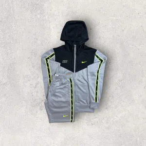 NIKE POLY REPEAT JACKET/SHORT SET - BLACK/GREY/VOLT